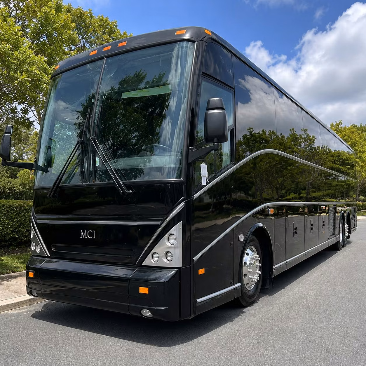 employee commuter shuttles for hollywood businesses entertainment companies